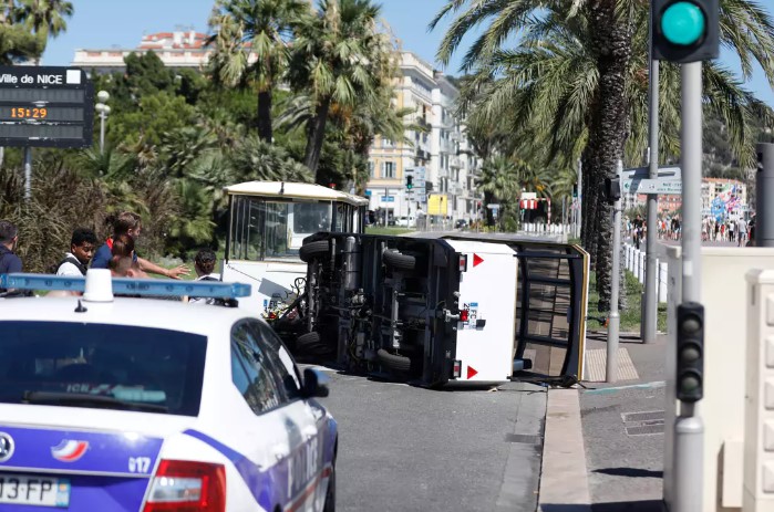 Nizza24 - Notizie dalla Costa Azzurra Lunedì 7 agosto: Treno turistico si ribalta a Nizza;  Incidente mortale al parco di divertimenti
