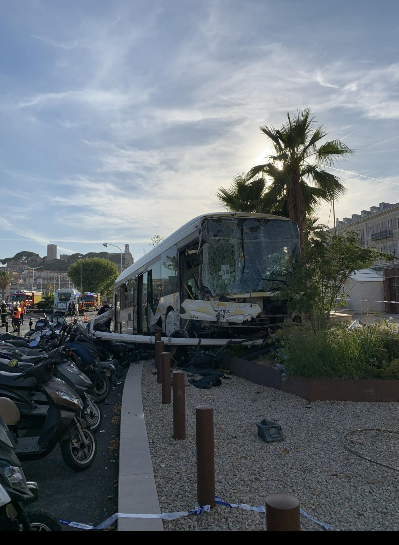 Notizie dalla Costa Azzurra - Lunedi 31 luglio: Due autobus si schiantano a Cannes; Struttura gonfiabile occupata da un uomo e un bambino vola via